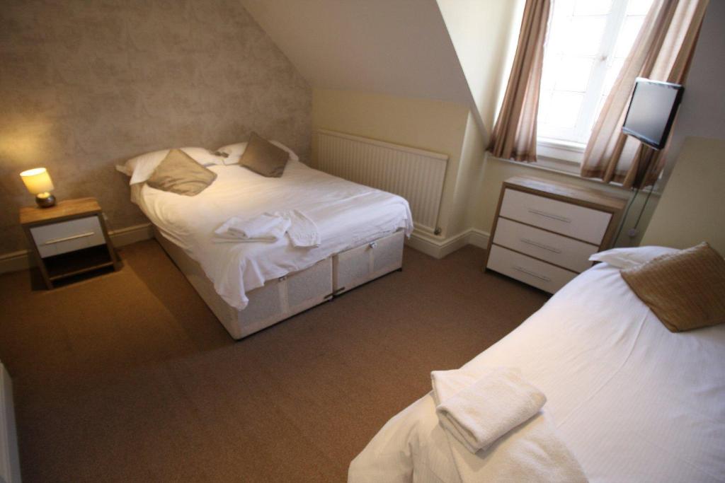 The Saracens Head Hotel - Triple Room