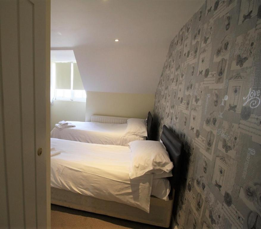 The Saracens Head Hotel - Twin Room With Private Bathroom