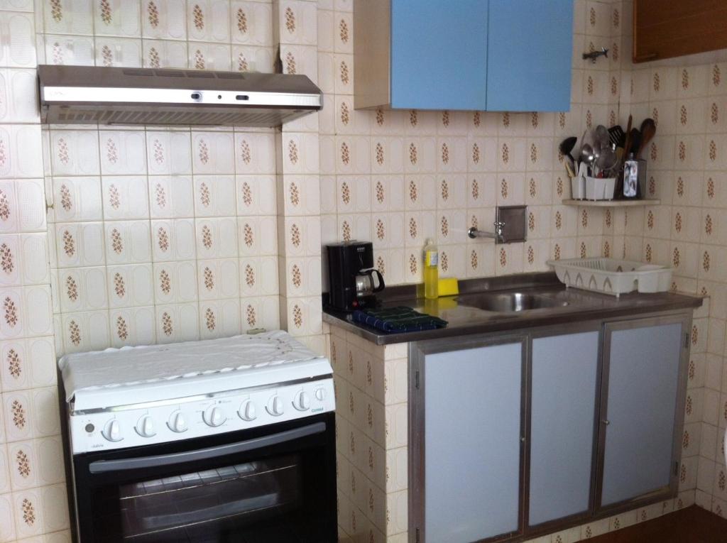 a small kitchen with a stove and a sink at Bucolico Apartamento em Copacabana in Rio de Janeiro