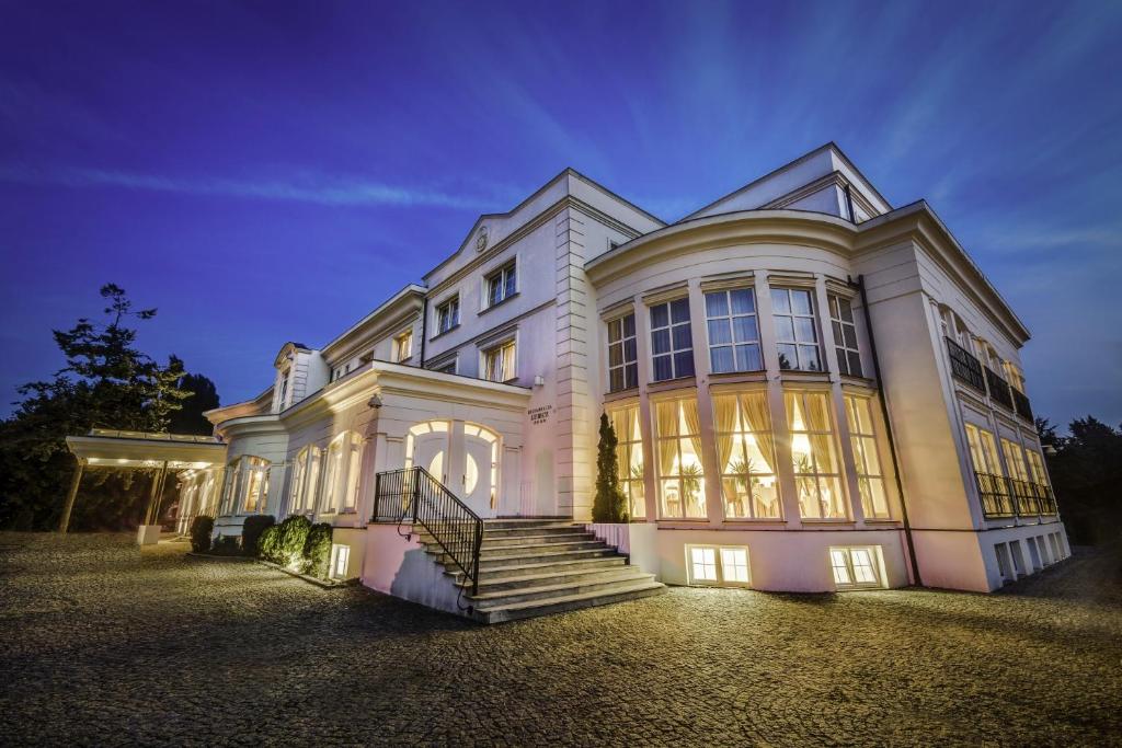 ein großes weißes Gebäude mit vielen Fenstern in der Unterkunft Hotel Lubicz in Ustka