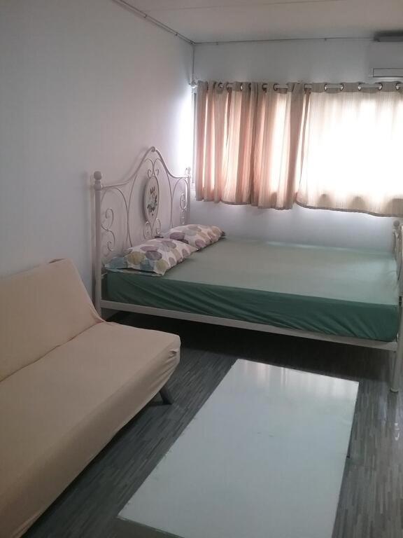 a bedroom with a twin bed and a window at Chan kim Don mueang Guest House in Ban Bang Phang