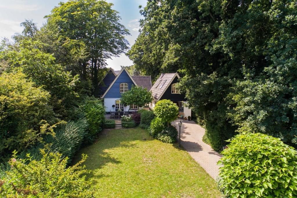 a house with a blue and white house at Casa Allegria - Zuiderbosch in Bergen