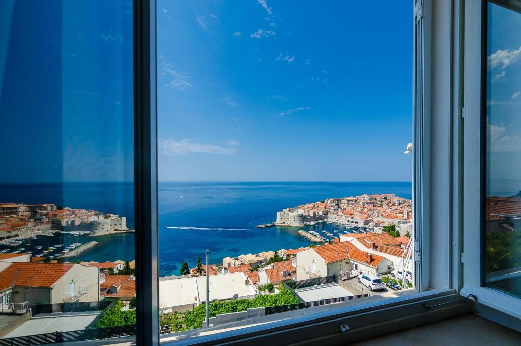 una ventana con vistas al océano en Apartments Cicko en Dubrovnik