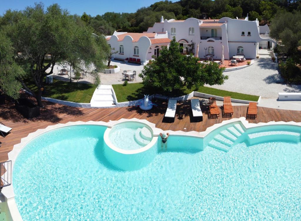 - une vue sur la piscine d'un complexe dans l'établissement Hotel Villa Cedrino, à Dorgali