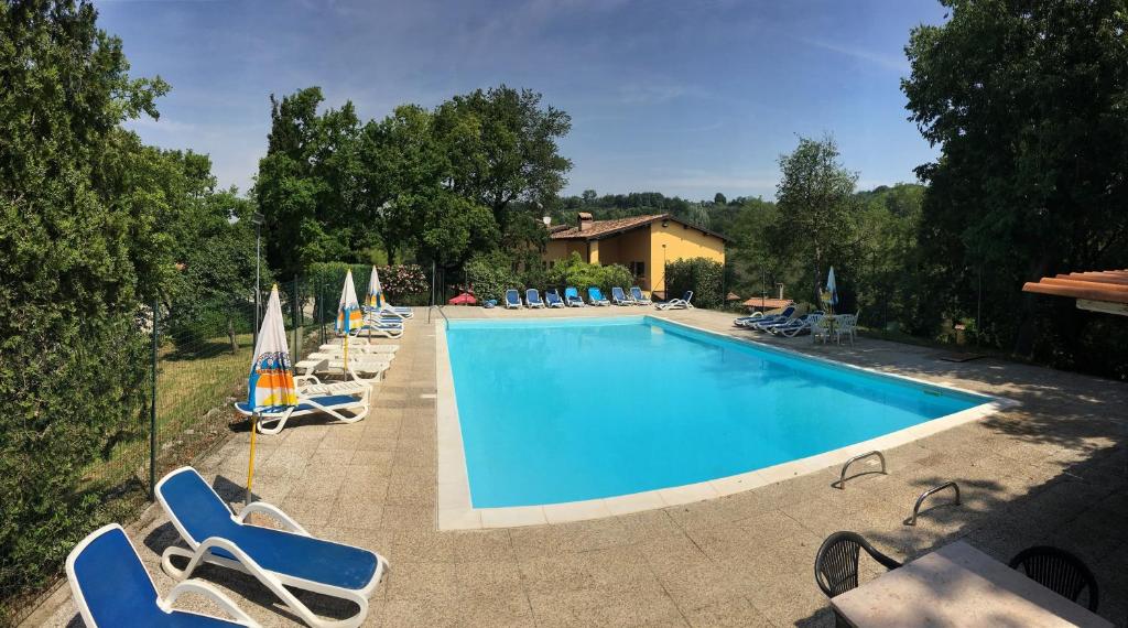 Bazén v ubytování Agriturismo Cascina Le Volpi nebo v jeho okolí