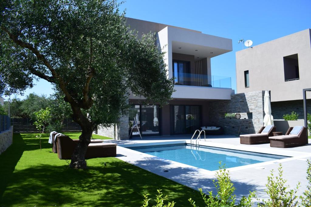 Bazén v ubytování Aguacate Meliti with heated private swimming pool nebo v jeho okolí