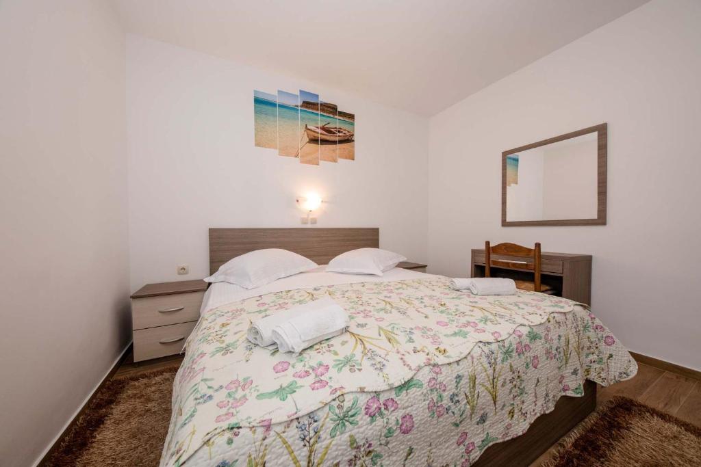 Кровать или кровати в номере Paradise Apartments