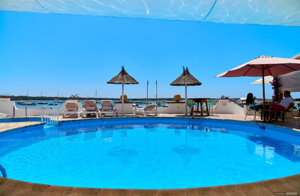 Bazén v ubytování Apartamentos Sabina Playa nebo v jeho okolí