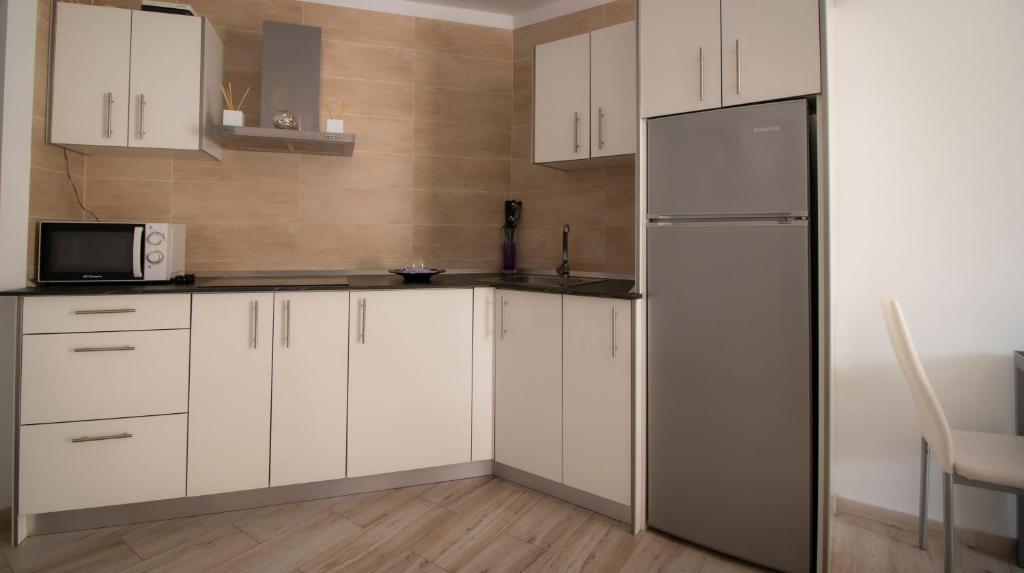 Kuchyň nebo kuchyňský kout v ubytování EL CARMEN beach apartment
