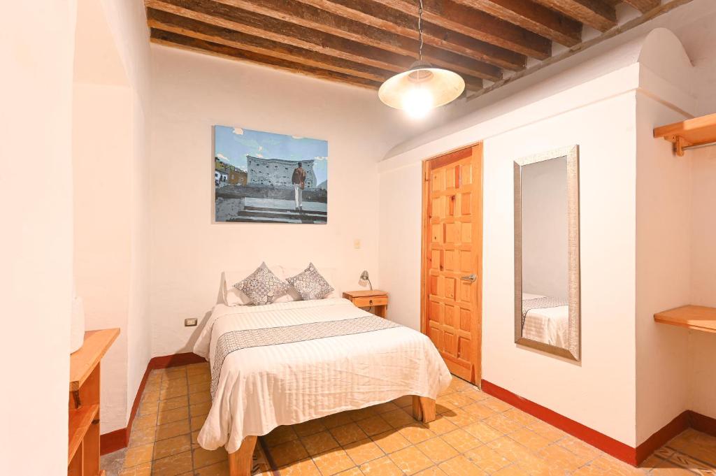 Postel nebo postele na pokoji v ubytování Hotel Meson Cuevano