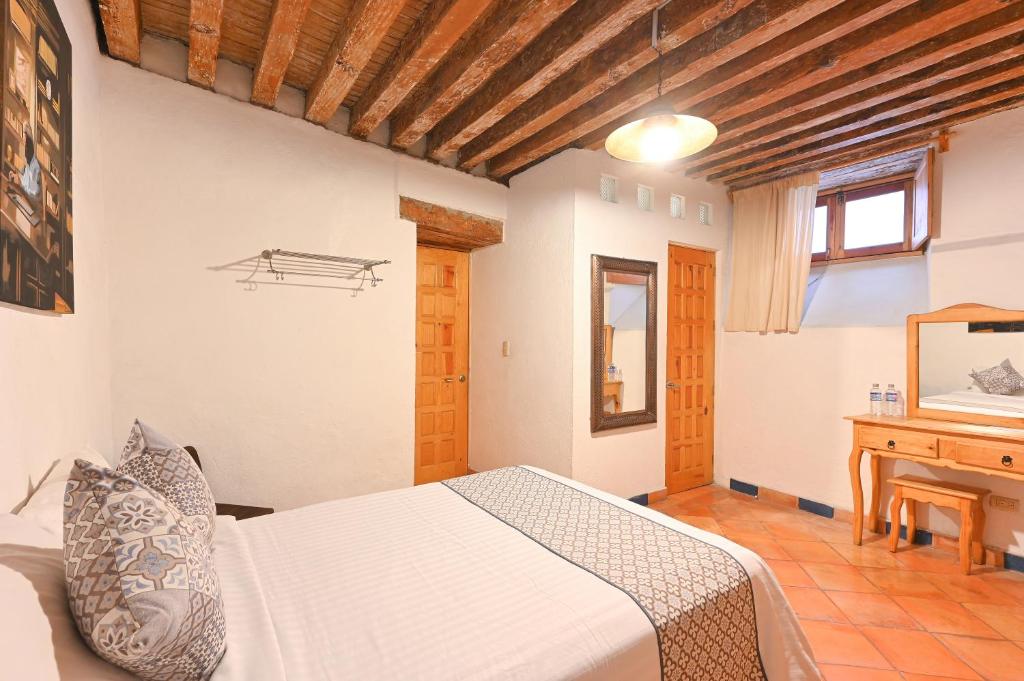 Postel nebo postele na pokoji v ubytování Hotel Meson Cuevano