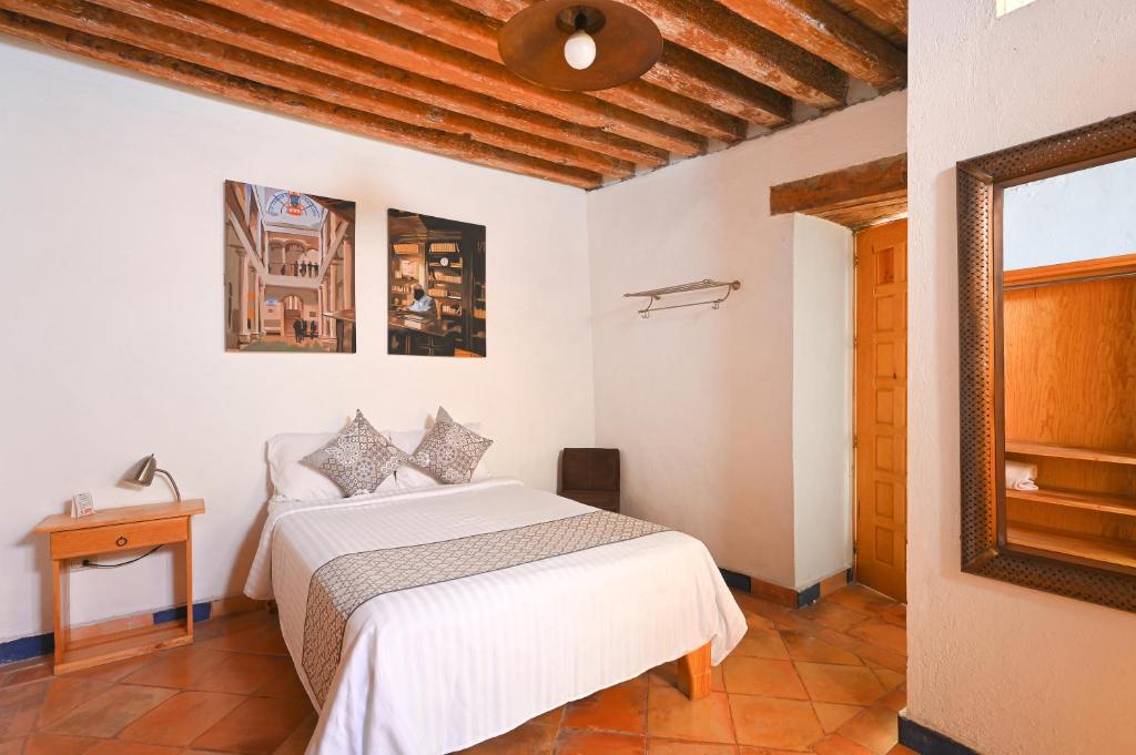 Postel nebo postele na pokoji v ubytování Hotel Meson Cuevano