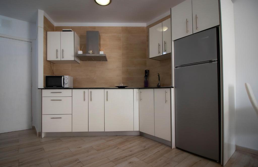 Kuchyň nebo kuchyňský kout v ubytování EL CARMEN beach apartment