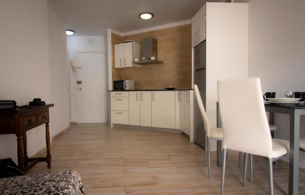 Kuchyň nebo kuchyňský kout v ubytování EL CARMEN beach apartment