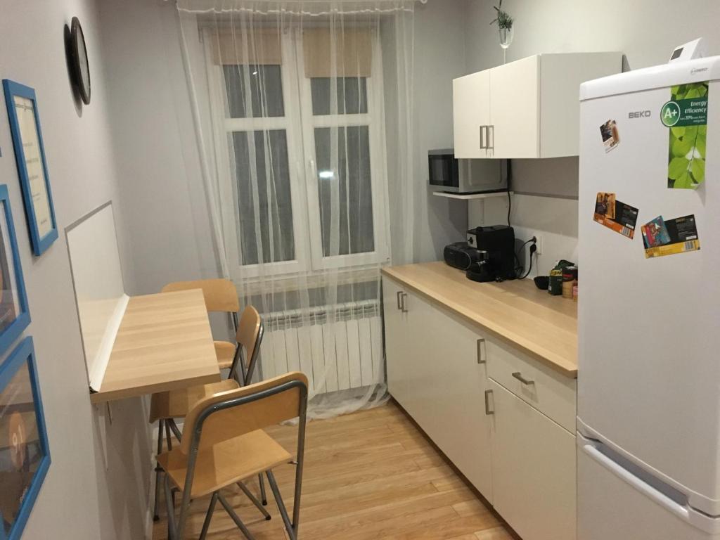 A kitchen or kitchenette at Apartament Ekonomiczny