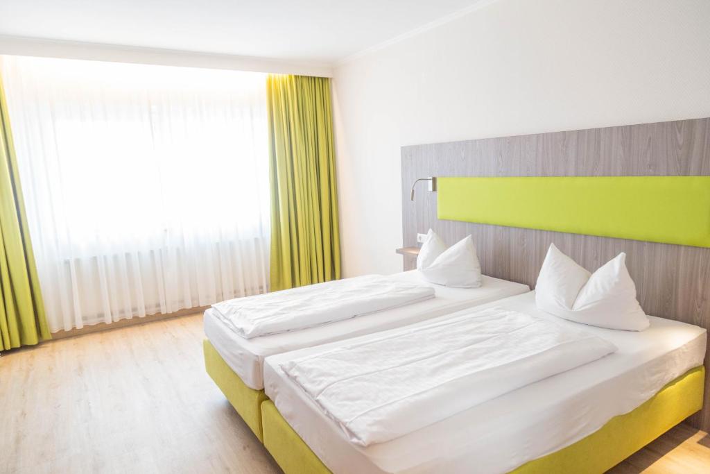 Ein Bett oder Betten in einem Zimmer der Unterkunft Das Ebertor - Hotel & Hostel