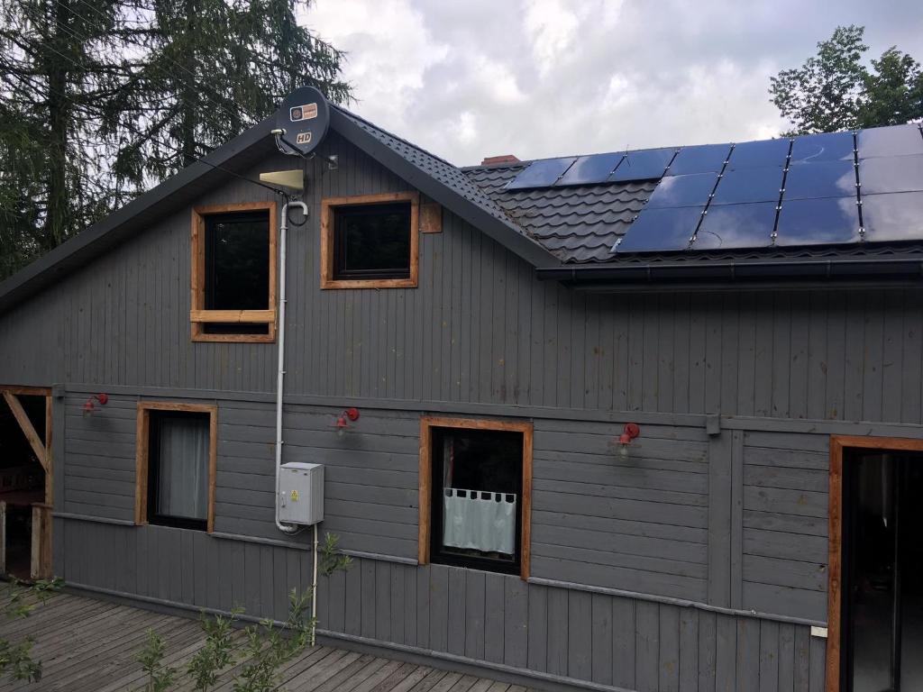 una casa con paneles solares en el techo en Siedlisko U Źródeł, en Skierbieszów