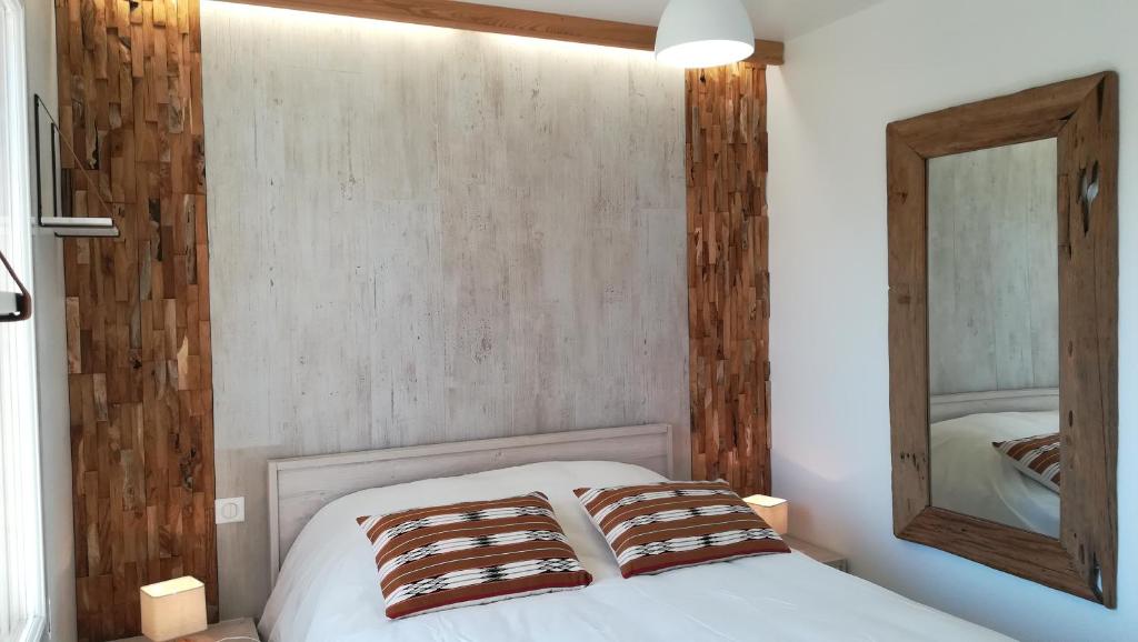 Кровать или кровати в номере Appartement l'Estivalière face à la mer