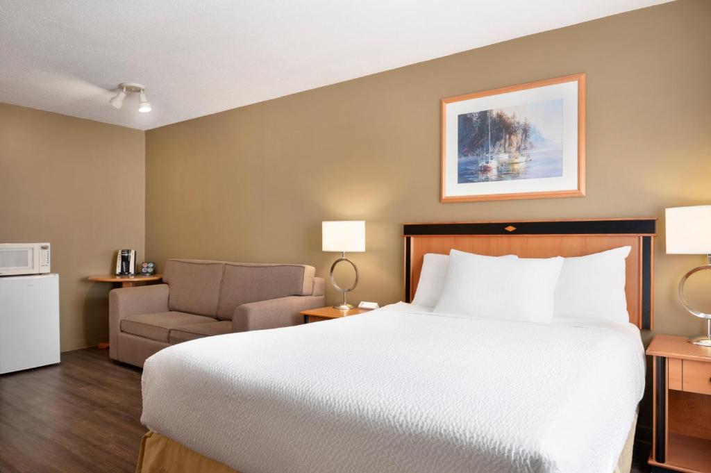 Postel nebo postele na pokoji v ubytování Days Inn by Wyndham Nanaimo