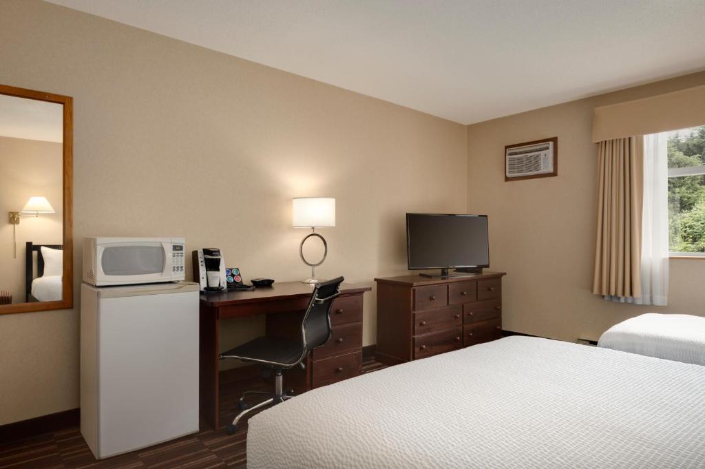 Postel nebo postele na pokoji v ubytování Days Inn by Wyndham Nanaimo