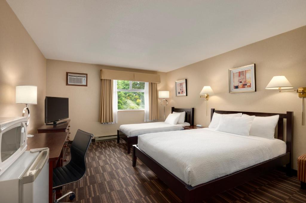 Postel nebo postele na pokoji v ubytování Days Inn by Wyndham Nanaimo