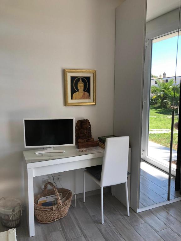 Televízia a/alebo spoločenská miestnosť v ubytovaní Villa Tropical