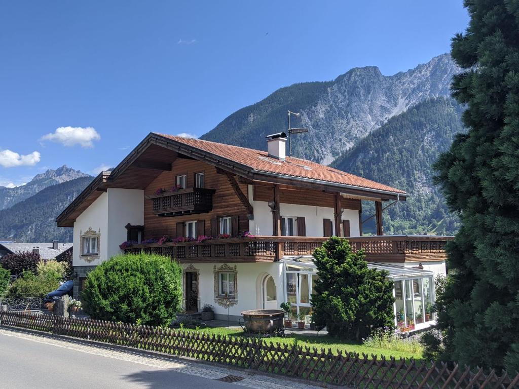 ein Haus an der Seite einer Straße mit Bergen in der Unterkunft Montahaus in Vandans