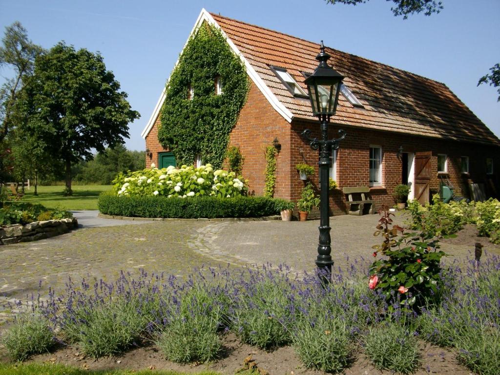 a house with a street light and flowers in front of it at B&B Annabelle in Schüttorf