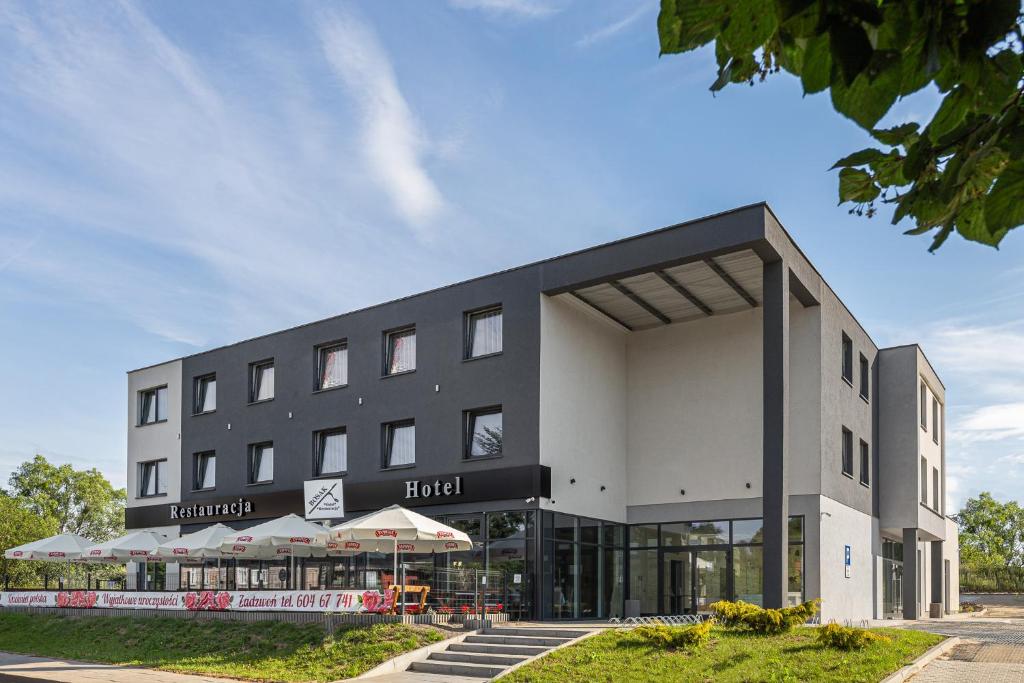 un gran edificio con un restaurante enfrente en Hotel Bosak en Szczecin