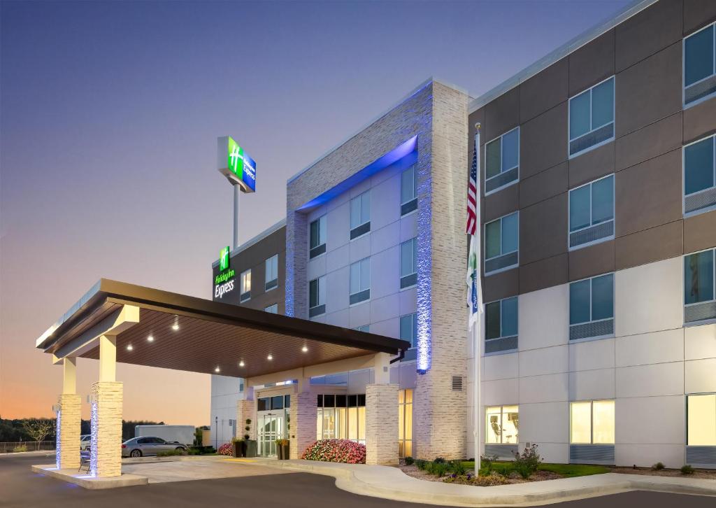 an image of the front of a hotel at Holiday Inn Express Calhoun South, an IHG Hotel in Calhoun