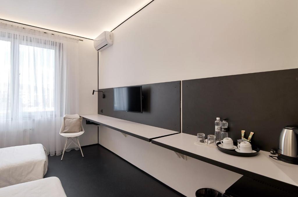 Příslušenství pro přípravu čaje a kávy v ubytování Atmosfera Hotel