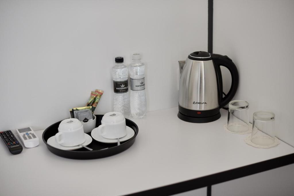 Příslušenství pro přípravu čaje a kávy v ubytování Atmosfera Hotel