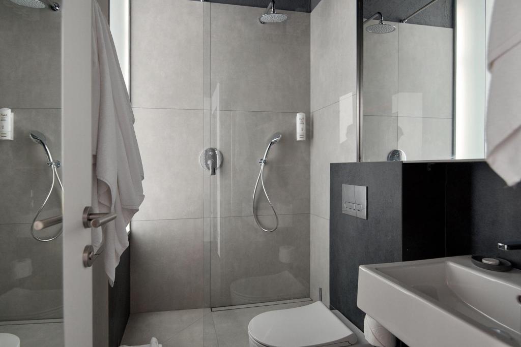Koupelna v ubytování Atmosfera Hotel