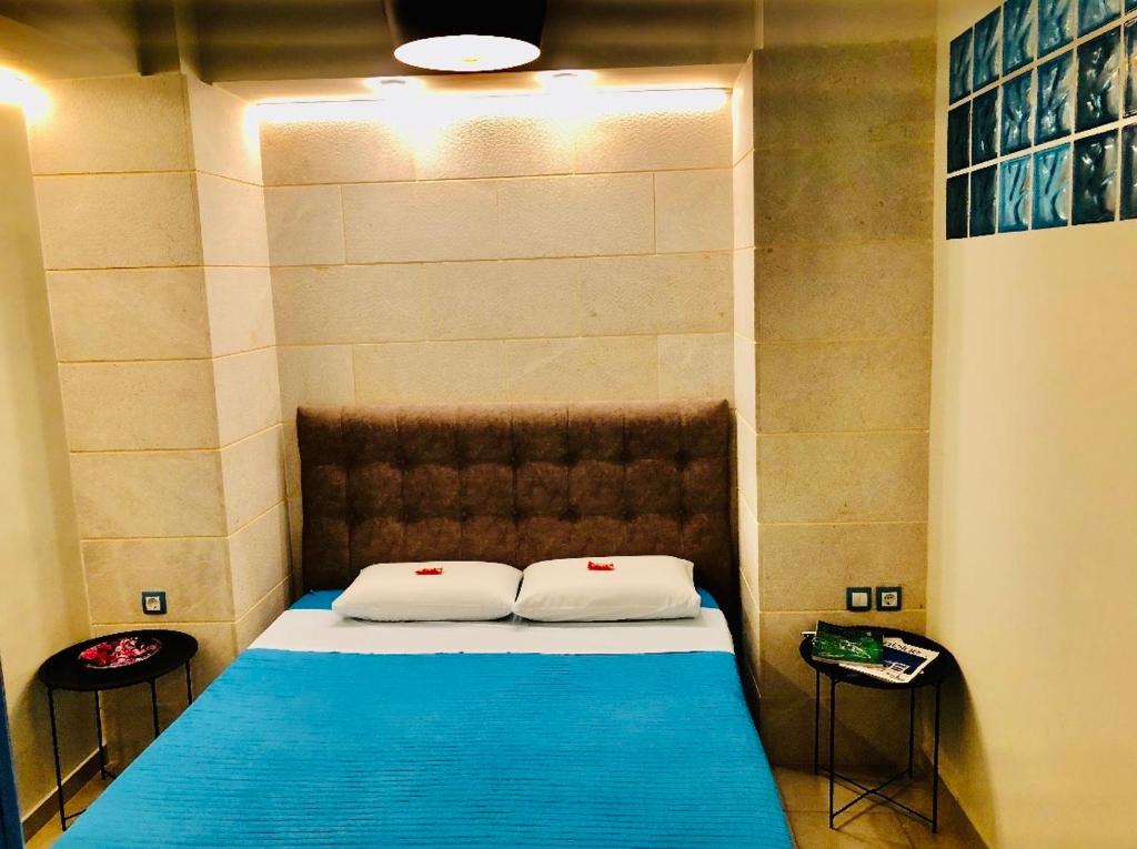 sypialnia z łóżkiem z 2 poduszkami w obiekcie Piraeus Blue Grand Suite di Giorgio 10 mins from the port. w Pireusie