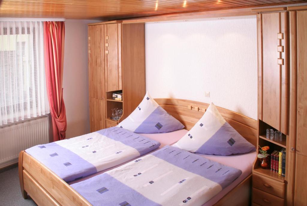 um quarto com 2 camas e almofadas azuis em Haus-Anka em Cochem