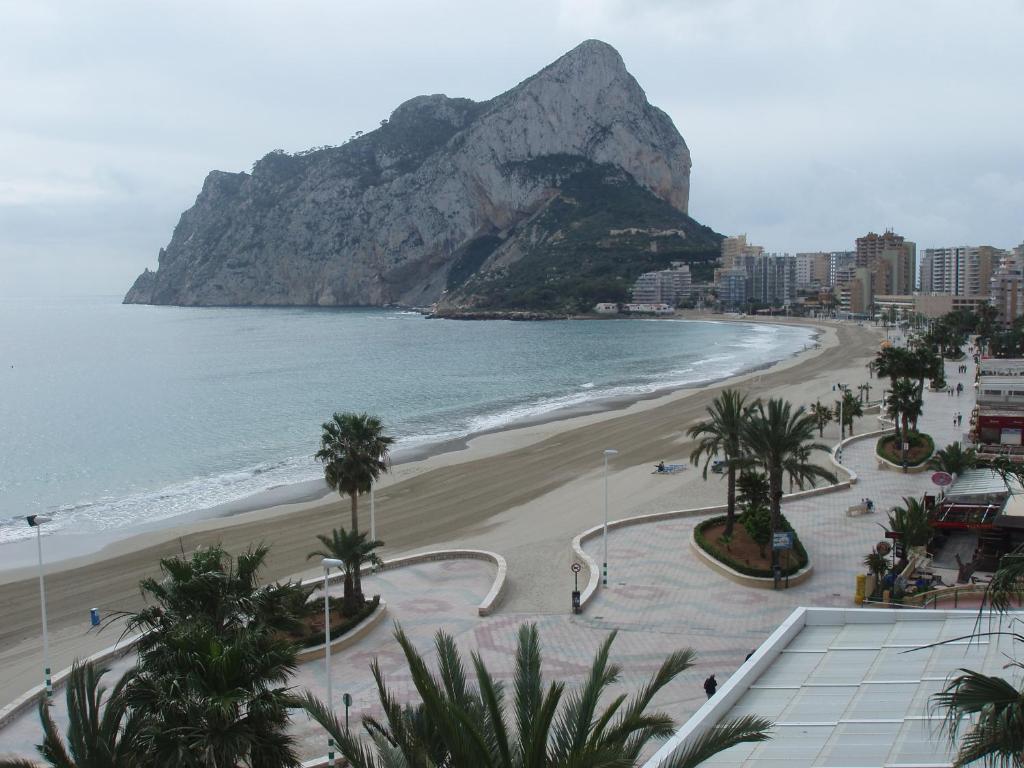 plaża z palmami, ocean i góry w obiekcie SERVICE APART LAZARO- Apartamentos Aguamarina 49 w mieście Calpe