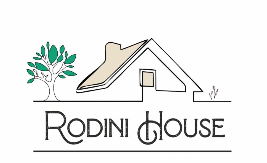 een huis met een boom en de woorden rotin huis bij Rodini House in Rhodos-stad