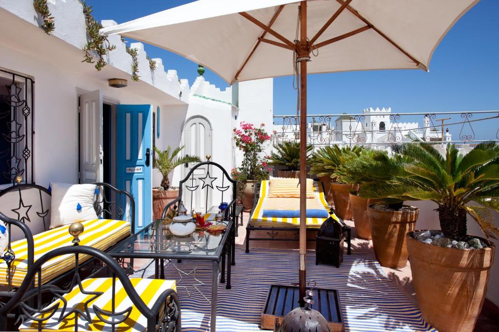 une terrasse avec une table et un parasol dans l'établissement Dar Sultan, à Tanger
