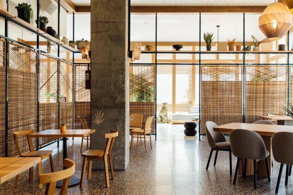 Restaurace v ubytování Hotel June West LA, a Member of Design Hotels