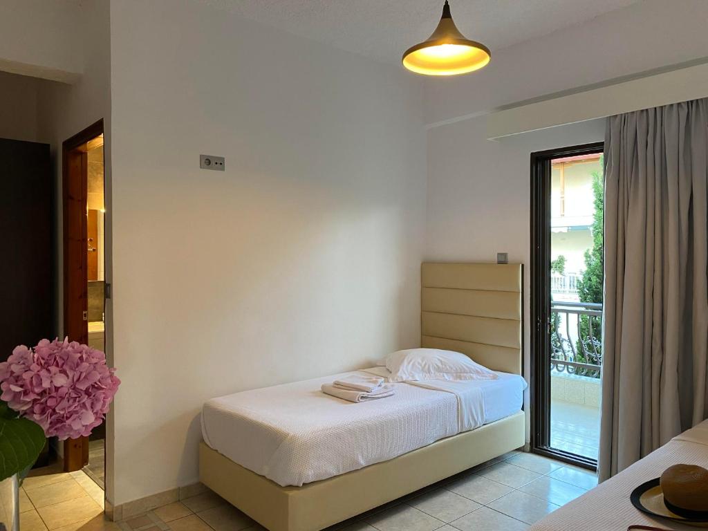 Postel nebo postele na pokoji v ubytování OCEANA Beach Hotel