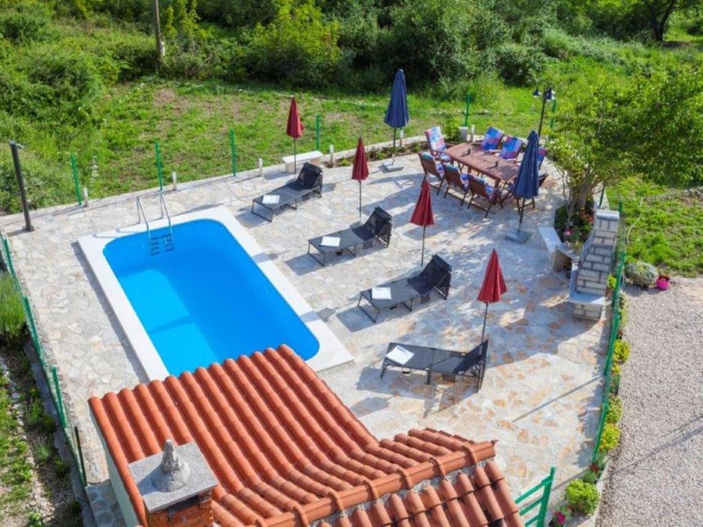 an overhead view of a swimming pool with a table and umbrellas at Villa in Tu epi with Private Swimming Pool in Tučepi