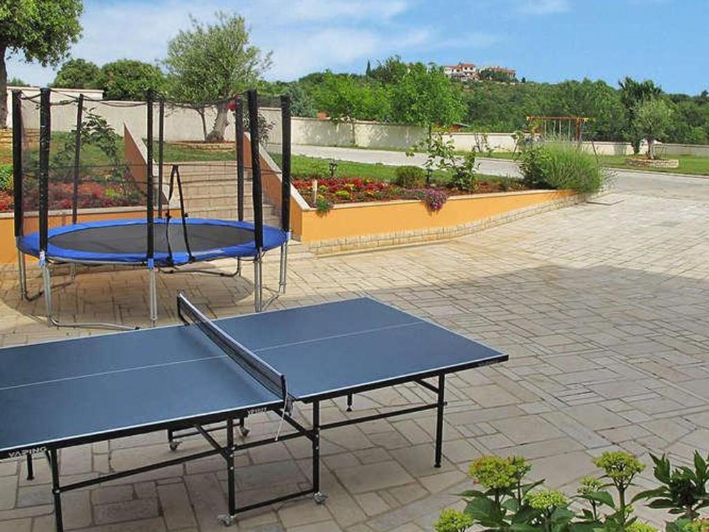 Stolný tenis v ubytovaní Seaside Serenity in Banjole alebo v jeho okolí