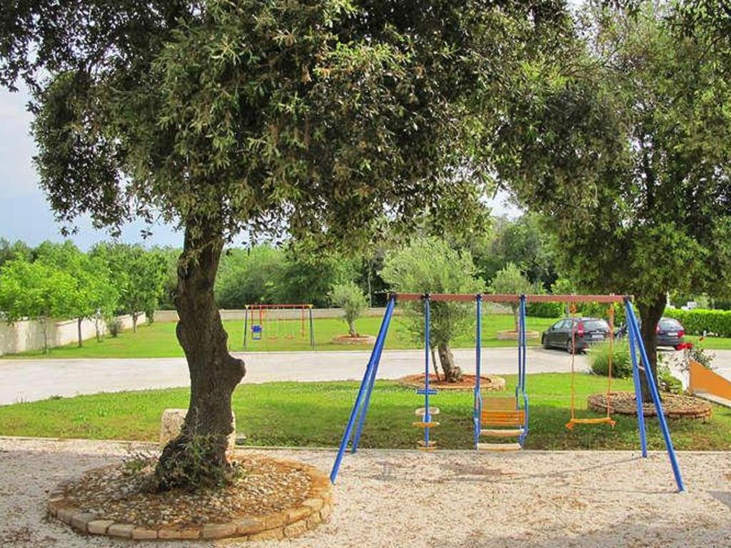 Plac zabaw dla dzieci w obiekcie Mobile Home in Banjole near Beach & Pool