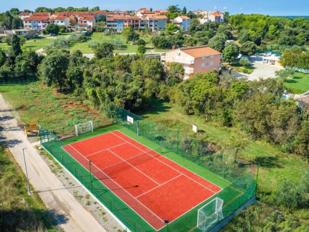 Tenis lub squash w obiekcie Mobile Home in Banjole near Beach & Pool lub w pobliżu
