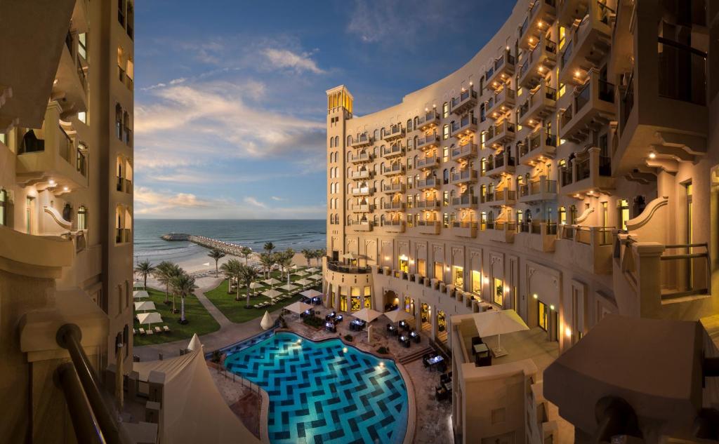 Bazén v ubytování Bahi Ajman Palace Hotel nebo v jeho okolí