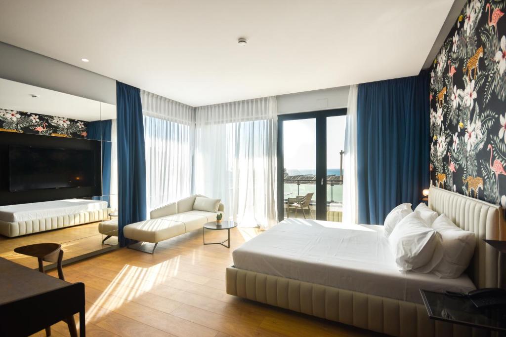 Postel nebo postele na pokoji v ubytování Flamingo Beach Hotel & Spa