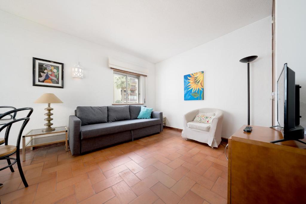 a living room with a couch and a tv at AL - Apartamento Impervila in Vilamoura