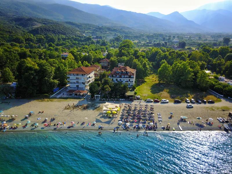 uma vista aérea de uma praia com pessoas e guarda-sóis em OCEANA Beach Hotel em Paralia Panteleimonos