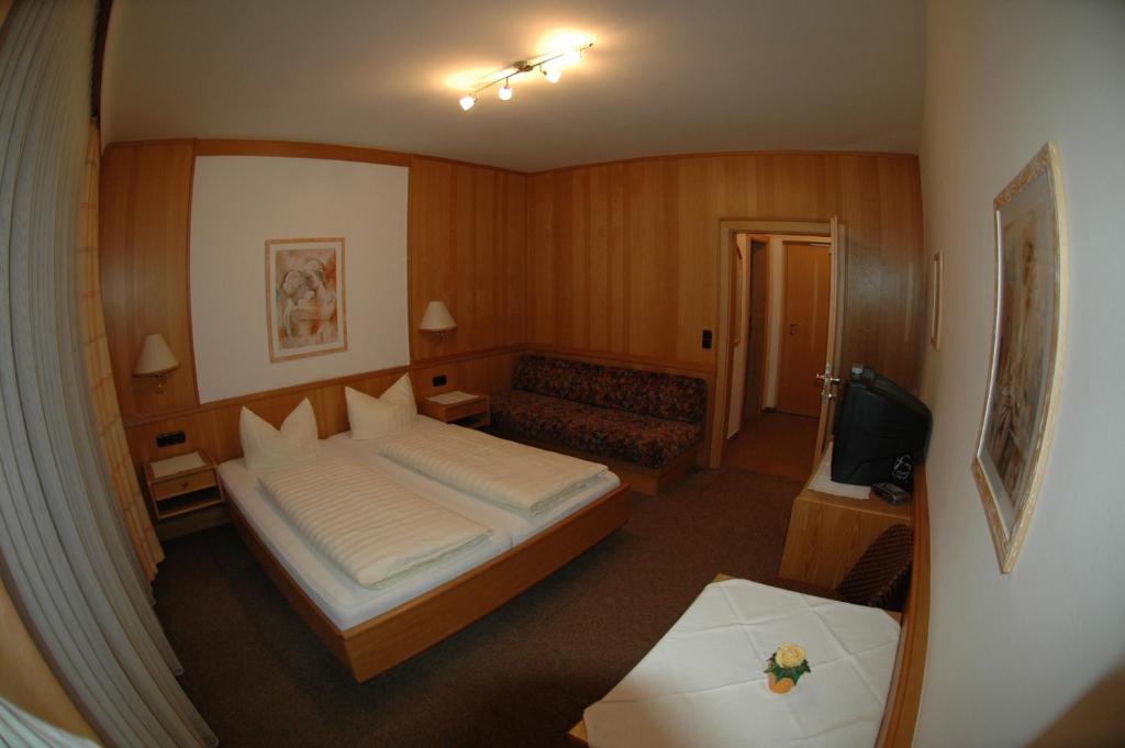 Postel nebo postele na pokoji v ubytování Hotel Garni Jennewein