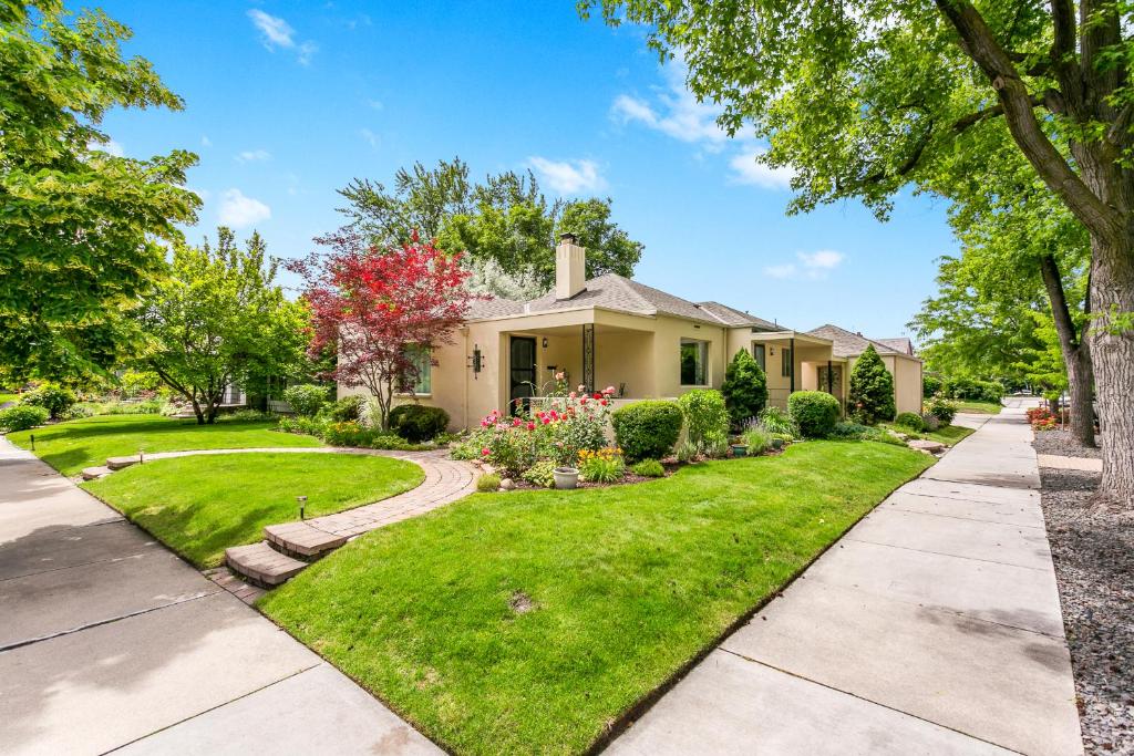 una casa con un patio verde con entrada en North End Villa en Boise